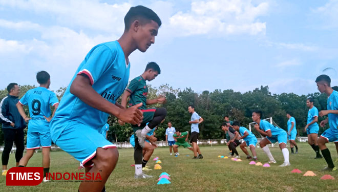 Para pemain PSID Jombang tengah serius menjalani latihan di Sation Merdeka Jombang, Kamis (23/9/2021) (FOTO : Rohmadi/TIMES Indonesia)