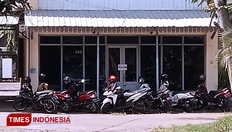 KPK RI segel ruangan yang diduga ruangan Kepala Dinas PUPR Kabupaten Probolinggo.(Foto: Dicko W/TIMES Indonesia)