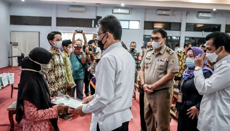 Penyerahan sertifikat tanah a