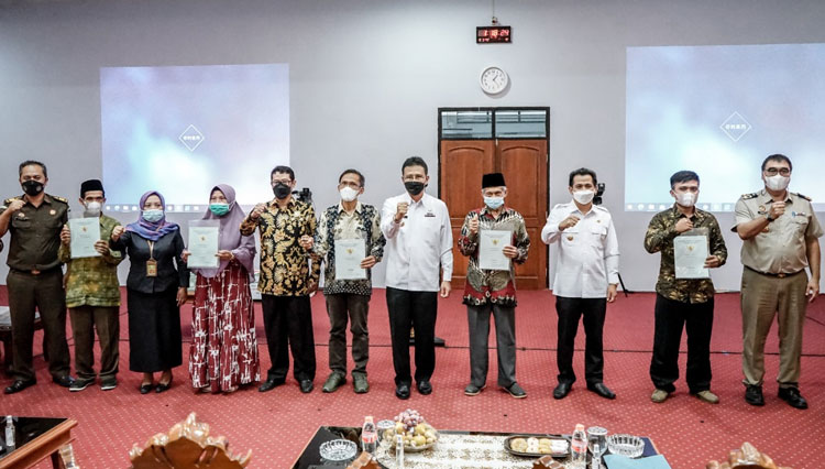 Penyerahan sertifikat tanah b