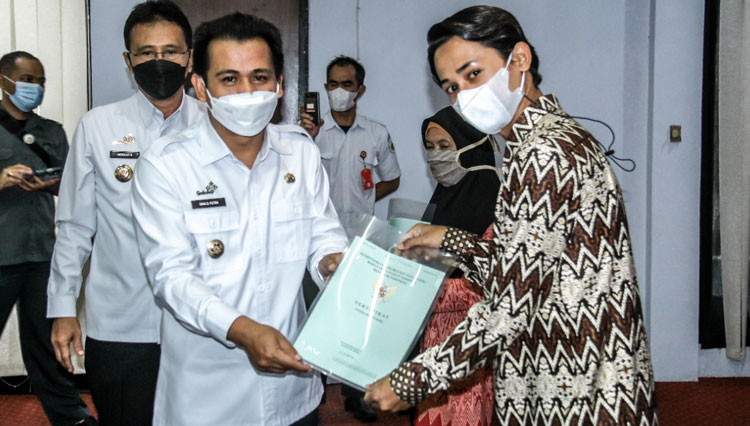 Penyerahan sertifikat tanah kepada masyarakat Ciamis (foto: Humas Kabupaten Ciamis)