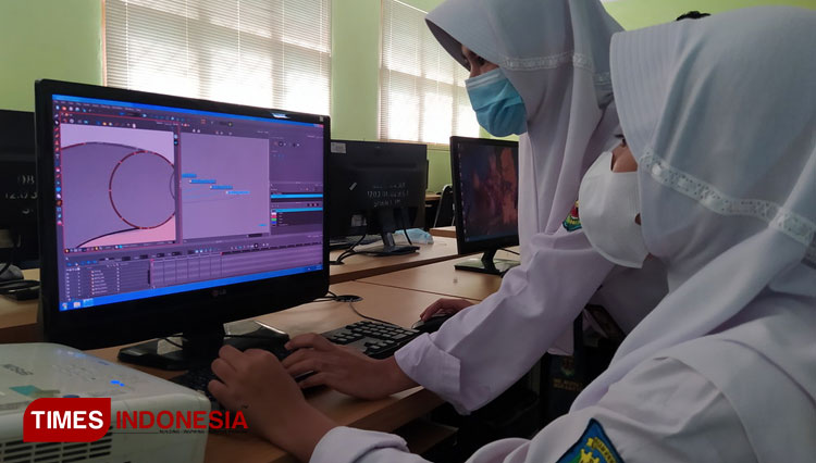 Para siswa di SMK Negeri 1 Indramayu saat membuat animasi.(Foto: Muhamad Jupri/TIMES Indonesia)