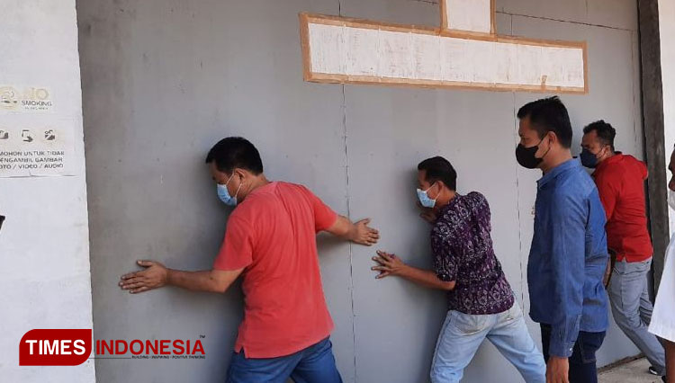 Unit Tipidter Polres Majalengka bersama Pemkab Majalengka menutup sementara pabrik yang ada di kawasan Kecamatan Jatiwangi. (Foto: Humas Polres Majalengka for TIMES Indonesia)