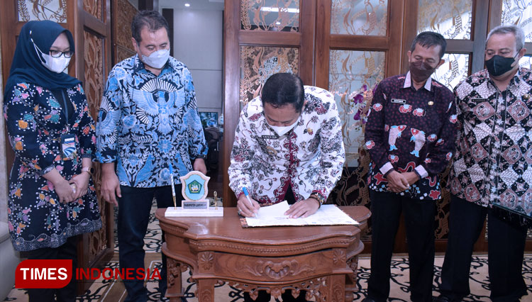 Bupati Lamongan Yuhronur Efendi menandatangani Mou dengan ITS Surabaya di ruang kerjanya, Kamis (23/9/2021). (FOTO: Prokopim Lamongan for TIMES Indonesia)