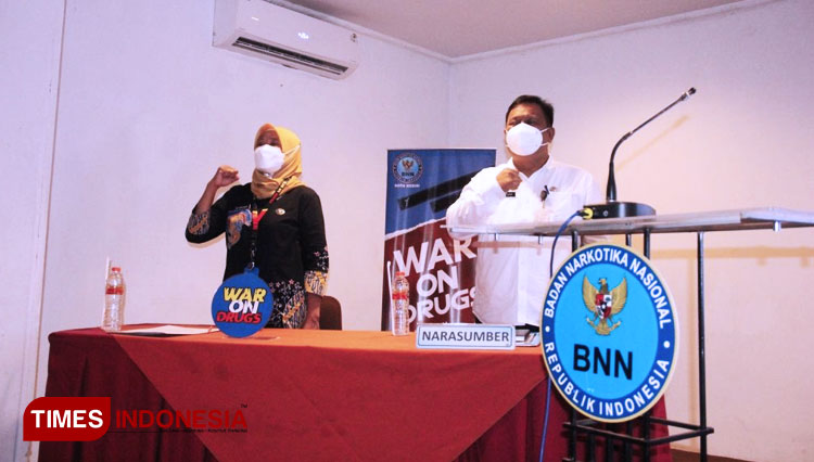Kasi P2M BNN Kota Kediri Kompol. DN Indrawati, S.H. menjelaskan kondisi terkini terkait Narkoba di Indonesia serta seruan untuk memerangi penyalahgunaan narkoba salah satunya dengan program Kelurahan Bersinar. (FOTO: AJP TIMES Indonesia)