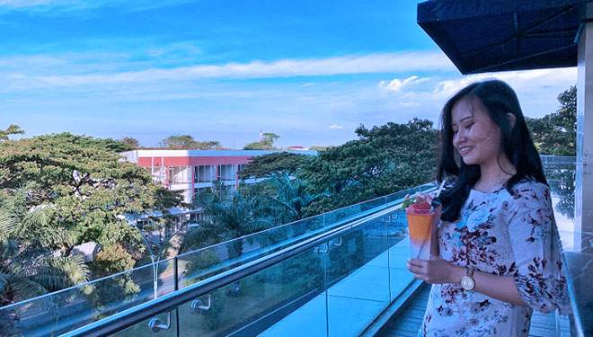 A guest enjoying her moment in the evening at ASTON Sidoarjo City Hotel & Conference Center. (PHOTO: dok. ASTON Sidoarjo City Hotel & Conference Center)