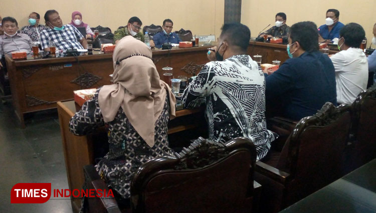 Komisi 3 DPRD Banjarnegara saat melakukan rapat dengan  Dinas PUPR di Ruang Banggar. (FOTO : Muchlas Hamidi/TIMES Indonesia)