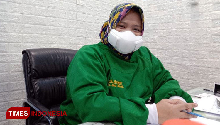 Dokter spesialis obstetri dan ginekologi RSIA Mawar Malang dr. Imelda, SpOG di ruangan kerjanya. (Foto: Naufal Ardiansyah/TIMES Indonesia)