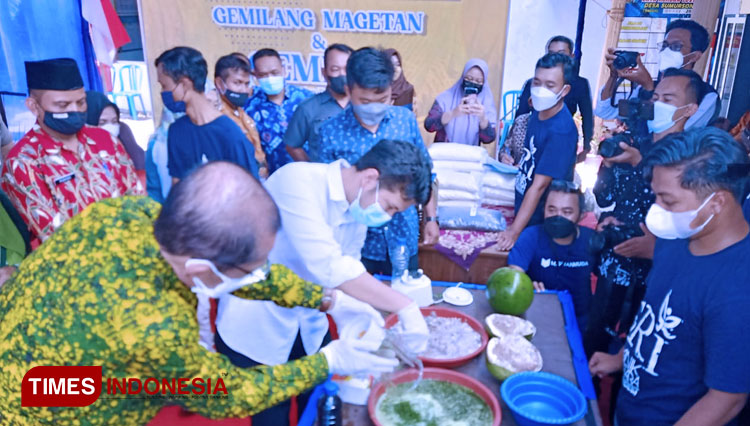 Wakil Gubernur Jawa Timur, Emil Elestianto Dardak saat membuat pupuk cair bersama Bupati Magetan, Suprawoto. (FOTO: Aditya Candra/TIMES Indonesia)