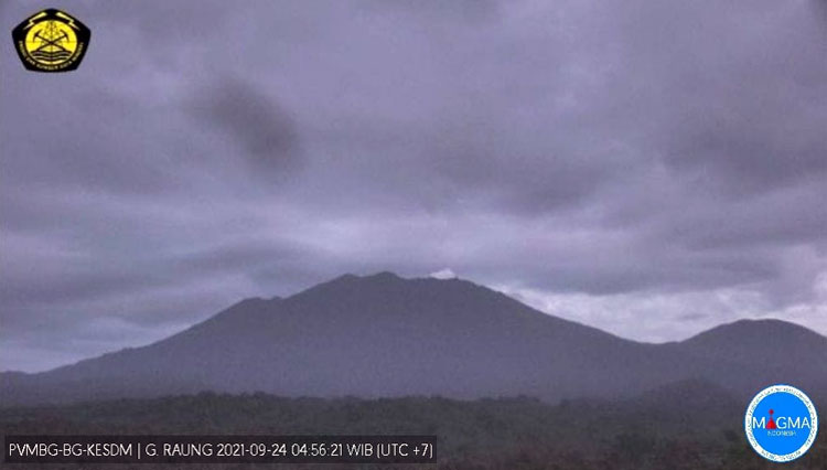 Asap putih Gunung Api Raung terlihat muncul dari atas kawah (Foto : PPGA Raung for TIMESIndonesia)