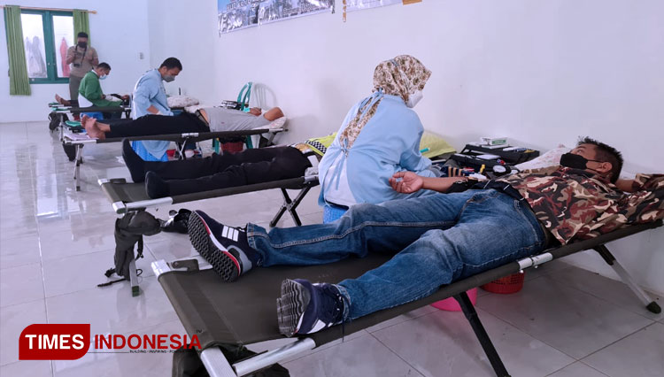 Kegiatan donor darah yang diselenggarakan LKNU Bondowoso di Graha NU Jalan MT Haryono (FOTO: Moh Bahri/TIMES Indonesia).