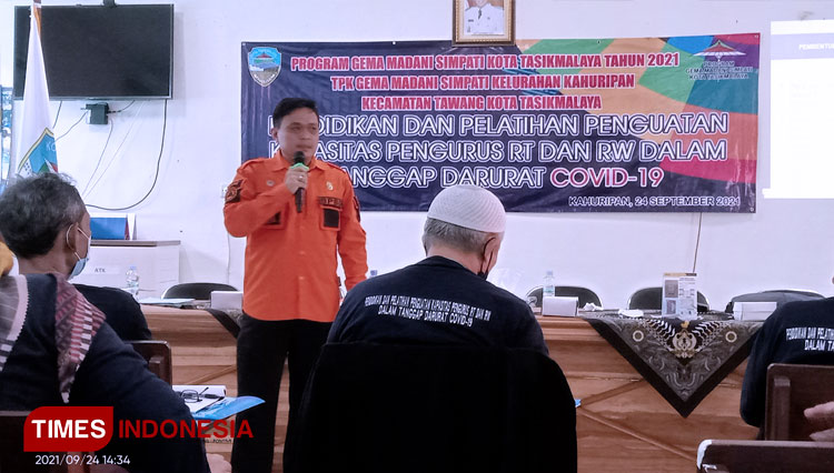 Narasumber-dari-BPBD--Kota-Tasikmalaya-Denny-sedang-memberikan-paparan-penanganan-Covid.jpg