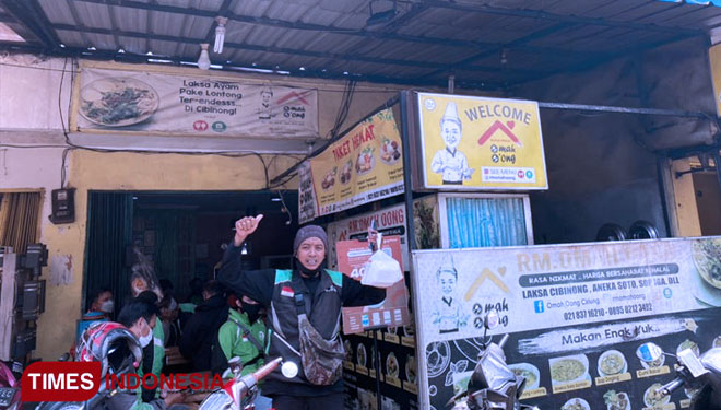 Some online food ordering and delivery platform lining up at Omah Oong Restaurant, Cibinong. (Photo: Anastasia Athalia W.N/TIMES Indonesia)