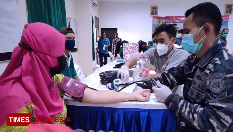 PT Solusi Bangun Indonesia Pabrik Cilacap kembali gelar vaksinasi Covid-19 dosis 1 yang bekerja sama dengan TNI AL, sasar 1.000 peserta. (FOTO: Dok PT SBI Cilacap for TIMES Indonesia) 