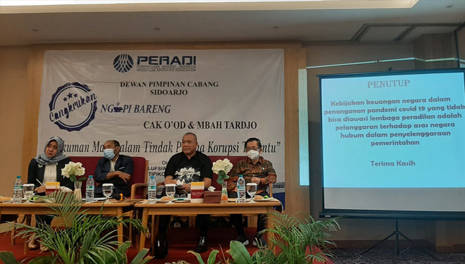 DR.Lufsiana, SH MH yang merupakan Hakim Tipikor PN Surabaya bersama O'od Chrisworo bidang Pendidikan DPC Peradi Sidoarjo serta Bambang Soetjipto selaku ketua DPC Peradi Sidoarjo saat memberi materi cangkrukan kepada anggota peradi sidoarjo.
