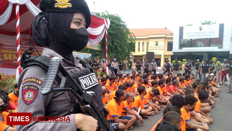 Tersangka kasus narkoba Polrestabes Surabaya selama Operasi Tumpas Narkoba Semeru 2021, Jumat (24/9/2021). (Foto: Khusnul Hasana/TIMES Indonesia)