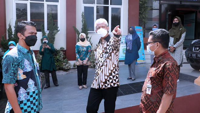 Gubernur Ganjar Pranowo meninjau PTM di SMKN 1 Tengaran, Kabupaten Semarang, Jumat(24/09). (foto: Humas Pemprov Jateng)