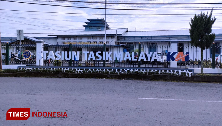 Stasiun kereta api Tasikmalaya tampak depan, foto diambil Jumat, (24/9/21) pagi (FOTO: Harniwan Obech/TIMES Indonesia)
