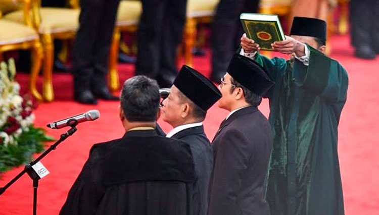 Pejabat Indonesia Melakukan Korupsi Setelah Bersumpah "Demi Allah"