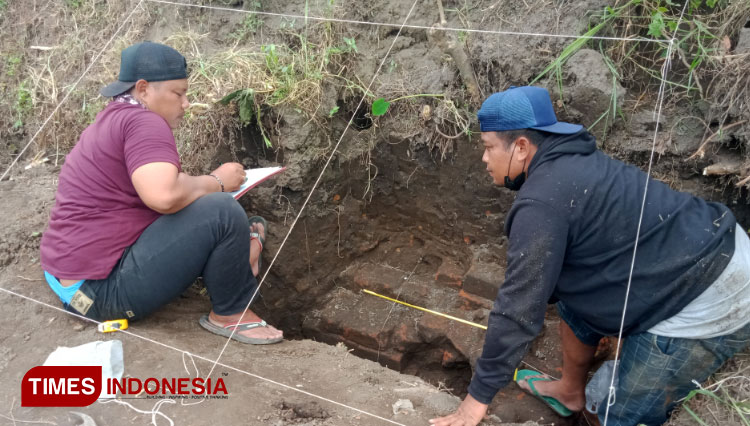 Tim BPCB Jatim mengukur struktur bata saat survei penyelamatan struktur bata kuno di Kelurahan Karangtengah Kecamatan Sananwetan Kota Blitar, Jum'at (24/9/2021). (Foto: Sholeh/ TIMES Indonesia).