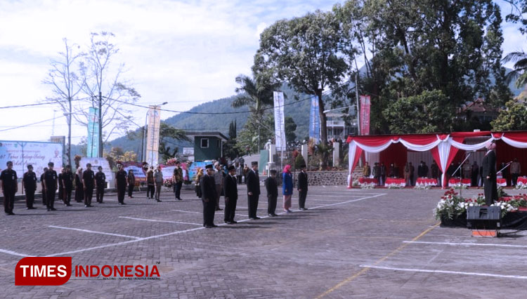 Warga Terima Sertifikat Tanah Di Peringatan Hari Agraria Dan Tata Ruang ...