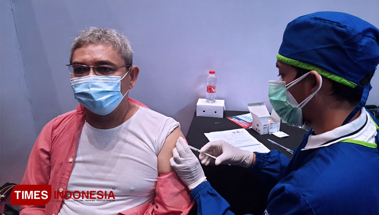 Vaksinasi lansia yang dilakukan di Surabaya (FOTO: Shinta Miranda/TIMES Indonesia)