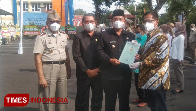 Wakil Bupati Majalengka, Tarsono D Mardiana secara simbolis menyerahkan sertifikat tanah kepada warga. (Foto: Diskominfo Majalengka for TIMES Indonesia)
