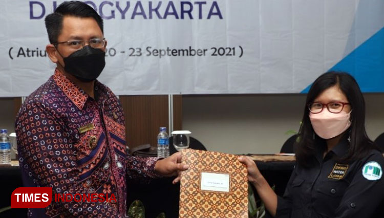 Wakil Bupati Sleman Danang Maharsa memberikan sertifikat kepada peserta diklat Rencana Pengamanan Air Minum (RPAM) di Kabupaten Sleman. (FOTO: PDAM Sleman for TIMES Indonesia)