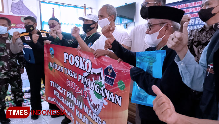 Para peserta Diklat Penguatan Kapasitas RT/RW berfoto bersama seusai pelatihan di Aula Kelurahan Kahuripan, Jumat (24/9/21) sore (FOTO: Harniwan Obech/TIMES Indonesia)