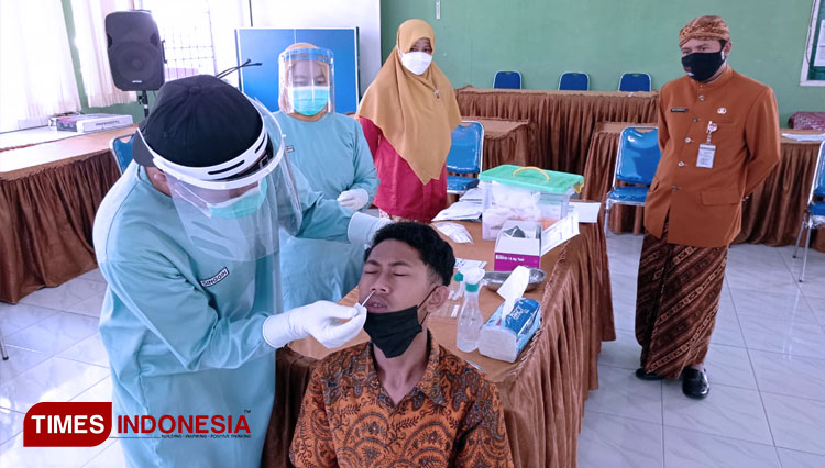 Dinas Kesehatan Kabupaten Banjarnegara, mengambil sampel siswa dan guru secara acak menggunakan Test Rapid Antigen. (FOTO : Heni Purwono for TIMES Indonesia)