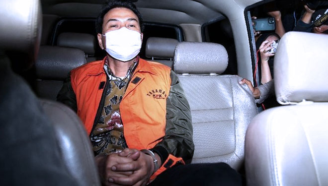 Wakil Ketua DPR RI Azis Syamsuddin memakai rompi oranye setelah ditangkap oleh KPK RI. (FOTO: Pradita Utama/detikcom)