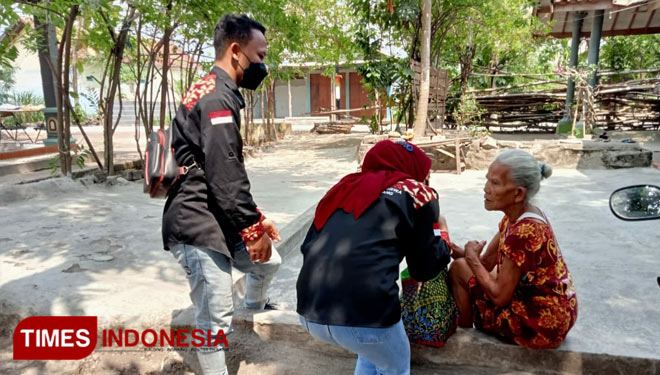 Penyerahan bansos kepada lansia oleh Mahasiswa dan Civitas Stikes Husada Jombang. (FOTO: Rohmadi/TIMES Indonesia)