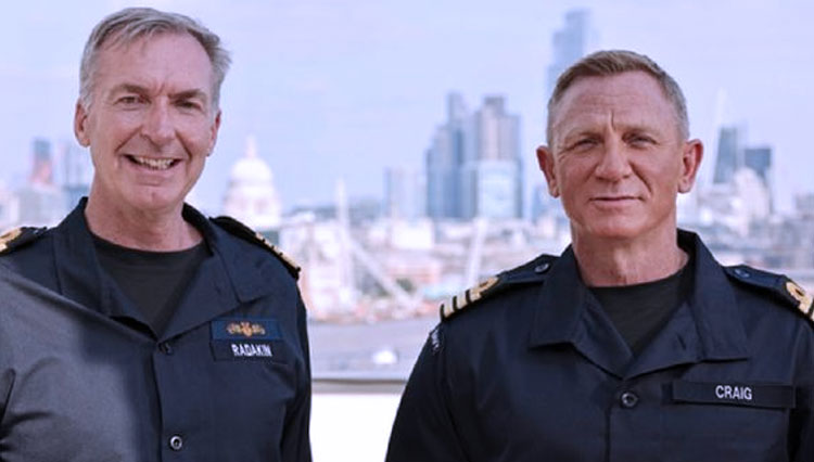 Daniel Craig (kanan) dengan pangkatnya yang baru. (Foto: Royalnavy)