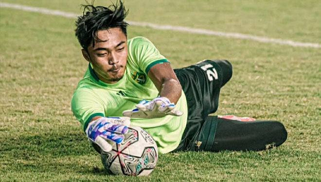 Penjaga gawang Persebaya Surabaya Ernando Ari Sutaryadi dalam sesi latihan jelang menghadapi Bhayangkara FC. (FOTO: MO Persebaya)