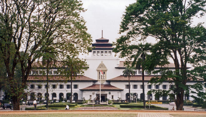 Gedung Sate, salah satu ikon Kota Bandung. 25 September ditetapkan sebagai hari jadi Kota Bandung. (foto: wikipedia)