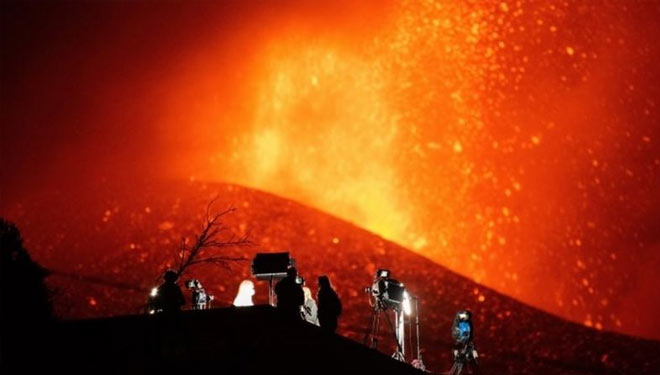 Aktivitas vulkanik meningkat pada hari Jumat yang mengakibatkan lebih banyak evakuasi. (FOTO: BBC/EPA)