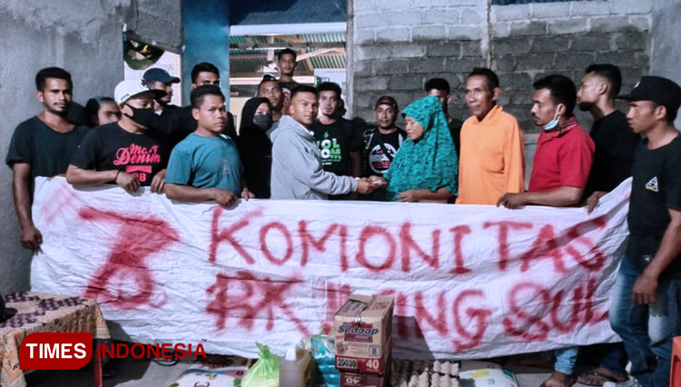 Komunitas RX-KING Membagi sembako usai kerja bakti (Foto: Masri Fokaaya/TIMES Indonesia)