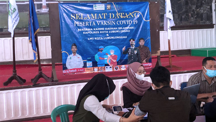 Mahasiswa Universitas Musi Rawas mengikuti vaksinasi Covid-19, Sabtu (25/9/2021). (FOTO: Dok.Laznas LMI) 