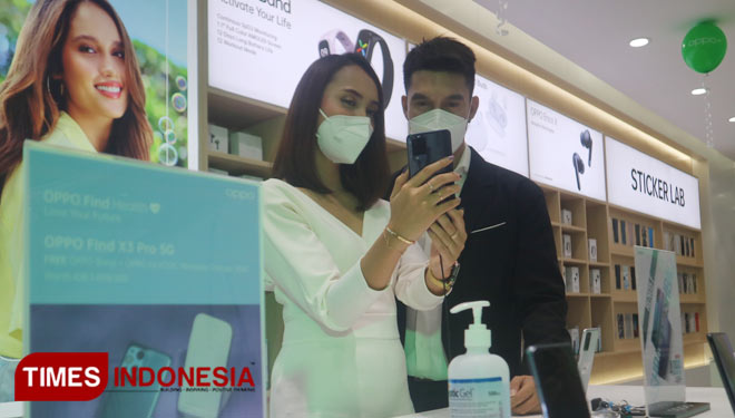 User menjelajah beragam produk ponsel unggulan di OPPO Experience Store Plaza Marina, Jumat (24/9/2021) kemarin.(Foto : Lely Yuana/TIMES Indonesia)