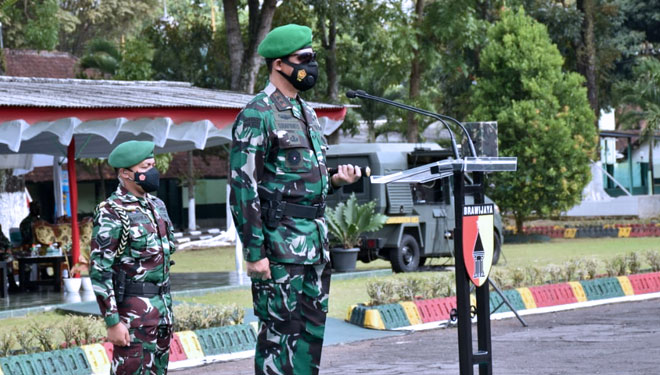 Pangdam V/Brawijaya Mayjen TNI Suharyanto memimpin upacara pembukaan Dikmaba TNI-AD di Rindam V/Brawijaya, Kabupaten Jember, Jawa Timur, Sabtu (25/9/2021). (foto: Dok.Pendam V/Brawijaya)