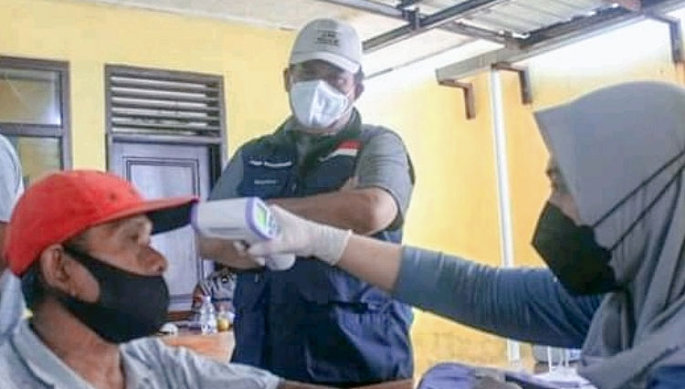 Bupati Pangandaran Jeje Wiradinata meninjau pelaksanaan vaksinasi (Foto: Humas Pemkab Pangandaran)