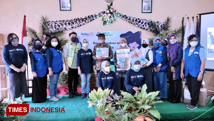 Rotary Club Batu memberikan bantuan buku kepada tiga sekolah di Kecamatan Pujon, Kabupaten Malang. (FOTO: RC Batu for TIMES Indonesia)