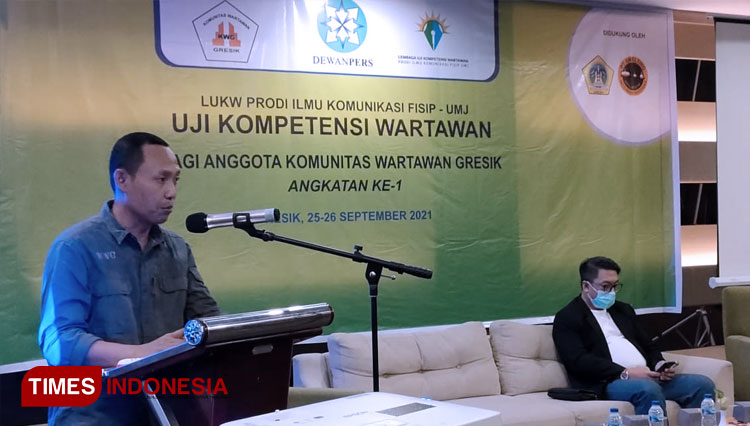 Ketua KWG M Syuhud Al-Mafaluty saat memberikan sambutan pembukaan Uji Kompetensi Wartawan (FOTO: Akmal/TIMES Indonesia)
