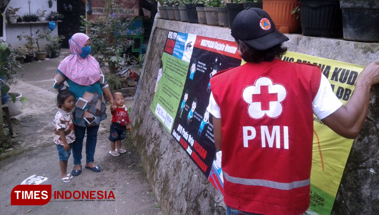 Tim Sibat dan Satgas Juru Pemantau Jentik (Jumantik) melakukan pemberantasan sarang nyamuk. (FOTO : PMI Banjarnegara for TIMES Indonesia)