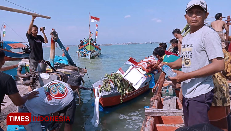 Tradisi nadran atau sedekah laut yang dilakukan nelayan cirebon. (Foto: Dede Sofiyah/TIMES Indonesia)