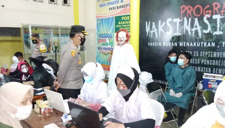 Seram! Warga Poncorejo Gemuh Vaksin Ditemani Pocong
