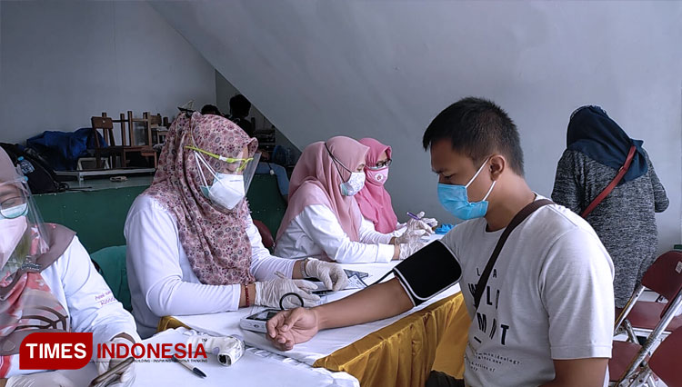 Vaksinasi di Masjid Kanjeng Sepuh Sidayu Gresik (FOTO: Akmal/TIMES Indonesia).