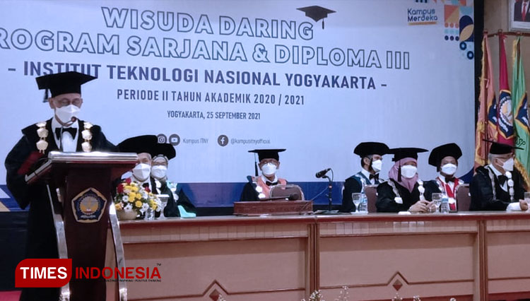 Rektor ITNY Dr Ir H Ircham ketika menyampaikan sambutan pada acara wisuda sarjana dan diploma III periode II tahun akademik 2020/2021 secara daring, Sabtu (25/9/2021). (FOTO: A Riyadi/TIMES Indonesia)