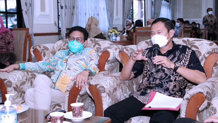 Bupati Lamongan Yuhronur Efendi saat berdiskusi terkait konsep penanggulangan kemiskinan ekstrem dengan Gus Menteri PDTT di Guest House Lamongan, Sabtu (25/9/2021). (FOTO: Prokopim Lamongan for TIMES Indonesia)