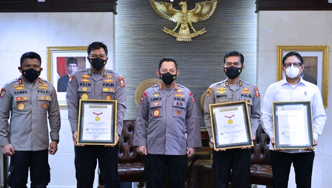 Kapolri beserta jajarannya saat menerima rekor muri. (Foto: Dok. Humas Polri)